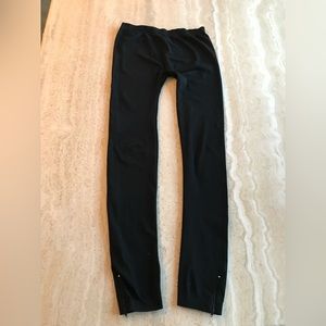 BLACK LEGGINGS WITH SMALL ZIPPERS ON LEGS